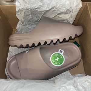 YEEZY slide size 4 color way PURE.